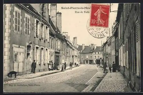 AK Saint-Pierre-le-Moutier, Rue de Paris, Strassenpartie