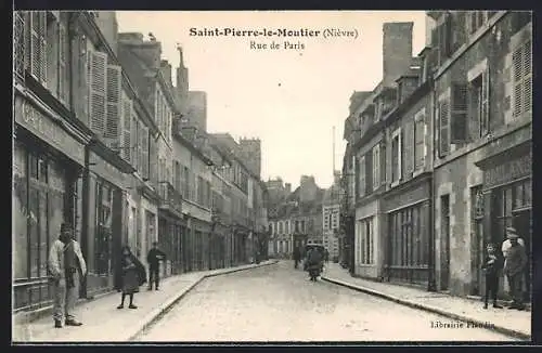 AK Saint-Pierre-le-Moutier /Nièvre, Rue de Paris, Strassenpartie