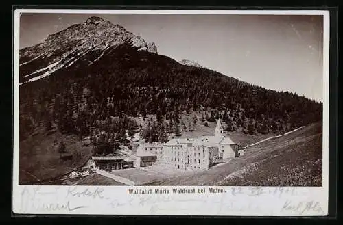 Foto-AK Fritz Gratl: Maria Waldrast bei Matrel, Kirche mit Gebirgslandschaft