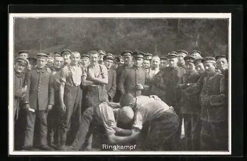 AK Sportfest deutscher Soldaten hinter der Front beim Ringkampf