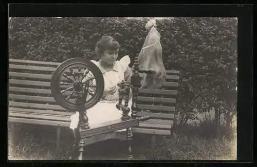 Foto-AK Frau arbeitet am Spinnrad