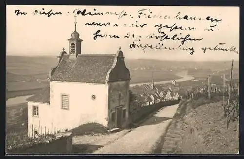 AK Frickenhausen / Main, Kapelle mit Strasse und Blick auf Ort und Fluss