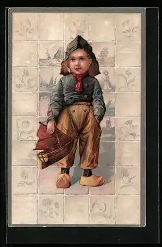 AK Niederländischer Junge in Holzschuhen mit Spielzeugboot vor Kacheln