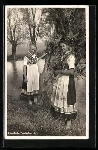 AK Hessische Tracht, Zwei junge Mädchen in hessischer Tracht am Wasser