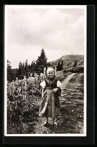 AK Feldberg /Schwarzwald, Kleines Mädchen in Tracht auf einem Feldweg