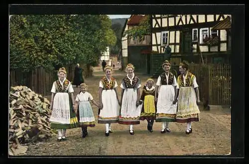 AK Spaziergang der Hessenmädchen am Sonntag Nachmittag, Hessische Trachten