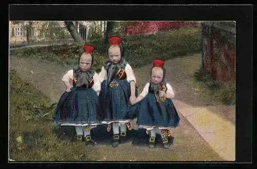AK Hessische Tracht, Schwälmer Kinder, Die drei kleinen Schwesterchen zur Sonntagsschule gehend