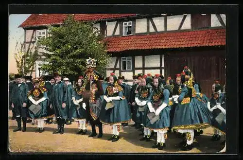 AK Brautpaar wird in die Kirche geführt, hessische Tracht