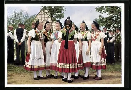 AK Mädchen in oberhessischen Trachten auf der Kirmes