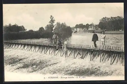 AK Auxonne, Barrage mobile avec des personnes debout sur la structure