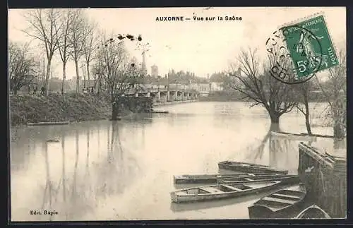 AK Auxonne, vue sur la Saône avec des barques sur la rive