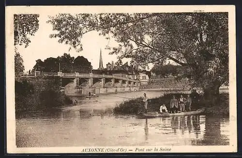 AK Auxonne, Pont sur la Saône avec des gens en bateau