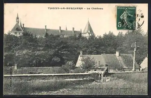 AK Thoisy-la-Berchère, le Château avec des toits de chaume et un homme près d`une clôture