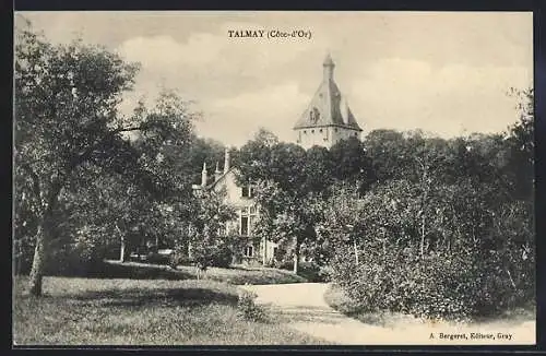 AK Talmay, Vue sur un bâtiment entouré d`arbres et une tour en arrière-plan