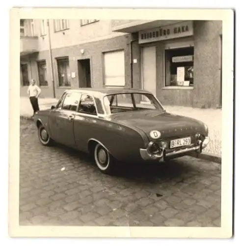 Fotografie Auto Ford Taunus, PKW mit Kennzeichen Berlin vor Reisebüro Haka