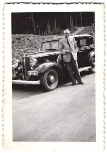 Fotografie Auto Limousine, Fahrer nebst Luxus-PKW um 1947