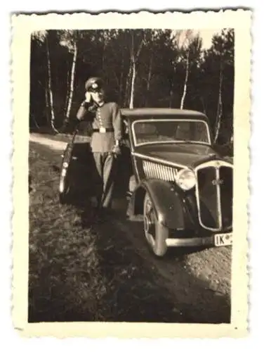 Fotografie Auto DKW, Soldat der Wehrmacht nebst PKW