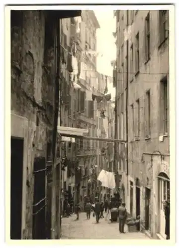 Fotografie unbekannter Fotograf, Ansicht Genua - Genova, Gasse zwischen Wohnhäusern