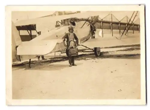 Fotografie Flugzeug Jasta Doppeldecker, Pilot in voller Montur mit Fallschirm