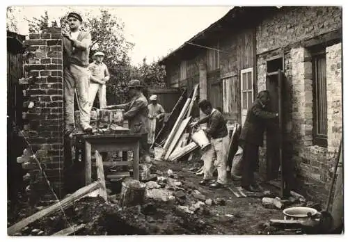 Fotografie Börner, Berlin-Zehlendorf, Handwerker Maurer, Tischler & andere Gewerke auf einer Baustelle