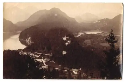 Fotografie unbekannter Fotograf, Ansicht Hohenschwangau, Ortsansicht mit Landschafts-Panorama