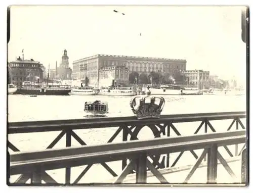 Fotografie unbekannter Fotograf, Ansicht Stockholm, Schloss von der Königsbrücke gesehen