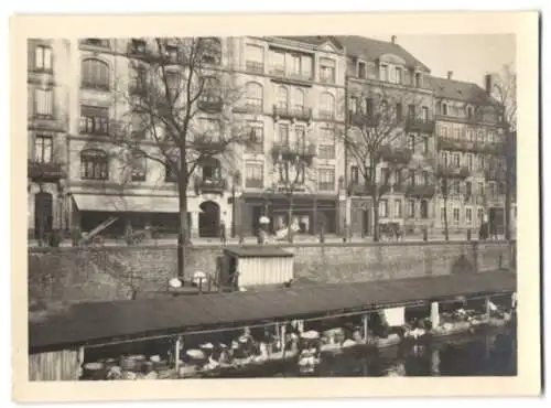 Fotografie unbekannter Fotograf, Ansicht Strasbourg / Elsass, Waschfrauen bei der Arbeit am Flussufer