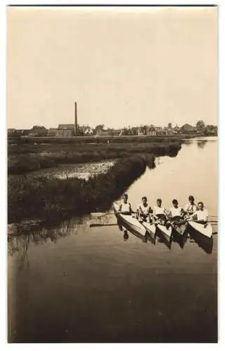 Fotografie unbekannter Fotograf, Ansicht Zaandijk, Burschen im Kanu & Kajak auf dem Fluss am Ortsrand