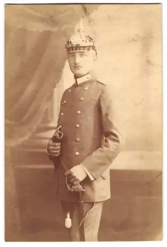 Fotografie 1.WK, Offizier in Uniform mit Pickelhaube Bayern und Säbel