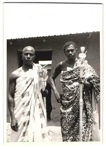 Fotografie Ghana / Afrika, Afrikanische Eingeborene im Gewand mit verziertem Stab