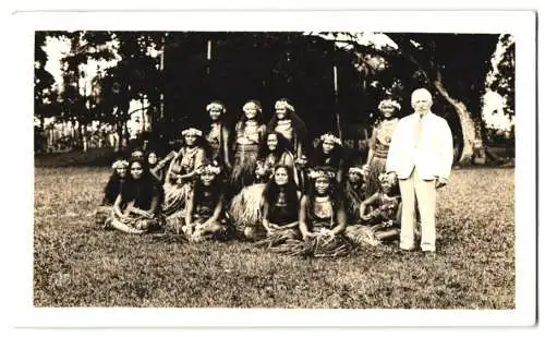 Fotografie unbekannter Fotograf, Ansicht Apia / Samoa, Mädchen einer Missionsschule um 1935