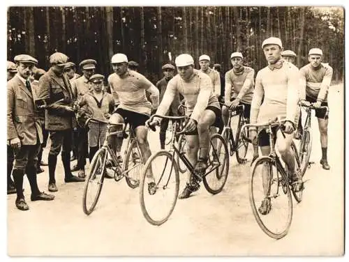 Fotografie Ernst Schuppe, berlin, Ansicht Berlin, Fahrrad-Rennen, Radrennfahrer mit Rennrädern am Stadtrand, Velo, Bike