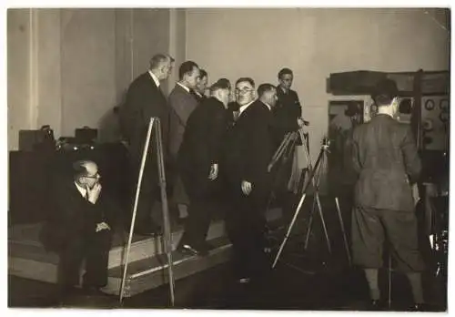 Fotografie Wilhelm Dauss, Berlin, Fotograf Wilhelm Dauss bei der Arbeit mit Fotoapparat & Stativ 1935