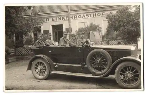 Fotografie Seidlböck, Wien, K.u.k. Österreichische Offiziere & Soldaten im Auto Cabrio am Einkehrgasthof