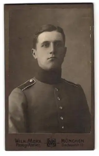 Fotografie Wilh. Merx, München, Dachauerstr. 19, Junger Soldat in Uniform