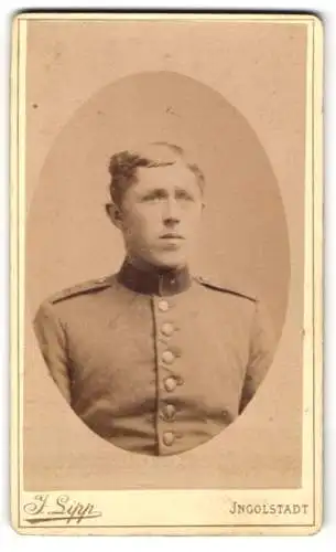 Fotografie J. Lipp, Ingolstadt, Harderstr. 134, Porträt eines jungen Soldaten in Uniform