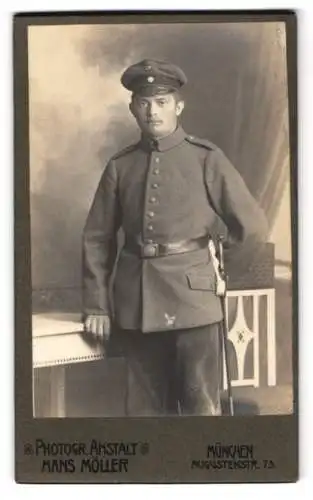 Fotografie Hans Möller, München, Augustenstr. 75, Porträt eines Soldaten in Uniform