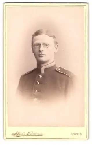 Fotografie Alfred Naumann, Leipzig, Dorotheenstrasse, Porträt eines Soldaten in Uniform