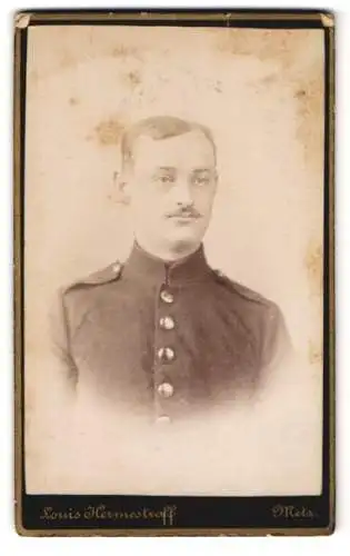 Fotografie Louis Hermestroff, Metz, Rue des Clercs 11, Porträt eines Soldaten in Militäruniform