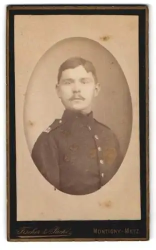 Fotografie Fischer & Paché, Montigny-Metz, Ovales Porträt eines Soldaten in Uniform