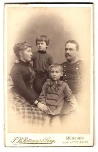 Fotografie J.B. Rottmayer & Comp., München, Soldat in Uniform mit seiner Frau und zwei Kindern