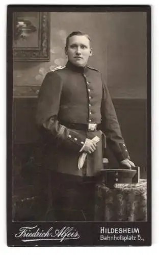 Fotografie Friedrich Alfeis, Hildesheim, Bahnhofsplatz 5, Porträt eines Soldaten in Uniform