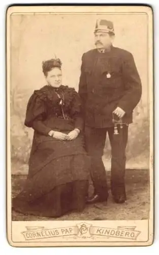 Fotografie Cornelius Pap, Kindberg /Mürztal, Sitzende Frau und stehender Soldat in Uniform