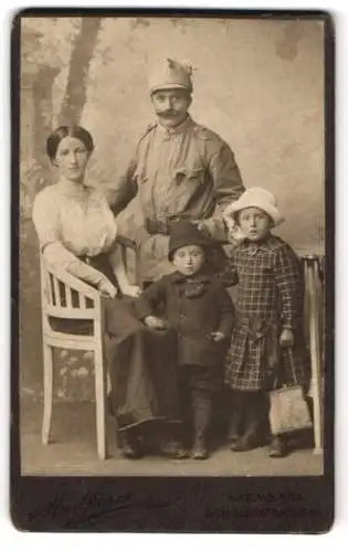 Fotografie Max Jäger, Krems a. D., Schillerstrasse 16, Familie mit Soldat und zwei Kindern