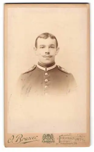 Fotografie Oskar Brauer, Frankfurt a. O., Scharrnstrasse 39, Porträt eines Offiziers in Uniform