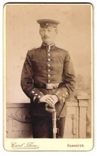 Fotografie Carl Thies, Hannover, Höltystrasse 13, Porträt eines Soldaten in Uniform