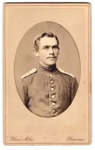 Fotografie Herm. Möbus, Hannover, Augustenstr. 15, Porträt eines jungen Soldaten in militärischer Uniform