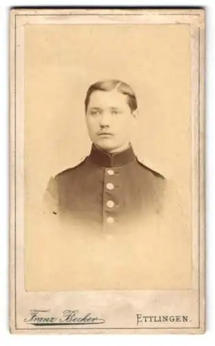 Fotografie Franz Becker, Ettlingen, Porträt eines jungen Soldaten in Uniform