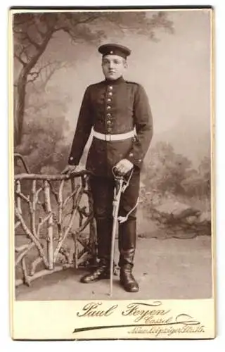 Fotografie Paul Feyen, Cassel, Neue Leipzigerstr. 15, Ein Soldat in Uniform mit Schwert