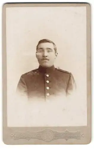 Fotografie A. Dressler, Gotha, Dammweg 8, Porträt eines Soldaten in Uniform